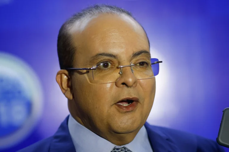 “Estou totalmente limpo”, diz Ibaneis sobre pedidos de impeachment