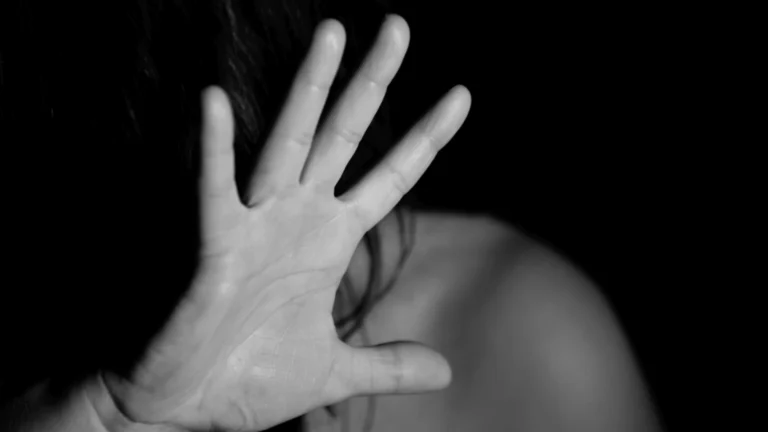 Criança escreve carta de socorro após ser obrigada pela mãe a se prostituir