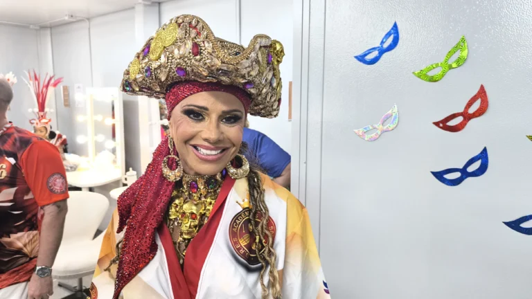 Viviane Araújo exalta Rosa Magalhães e relembra fantasia de infância