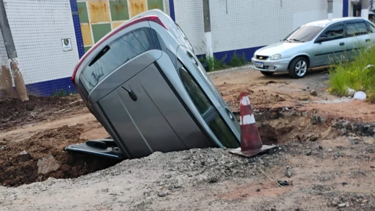 Motorista abandona carro em buraco de obra em Diadema (SP); veja imagem