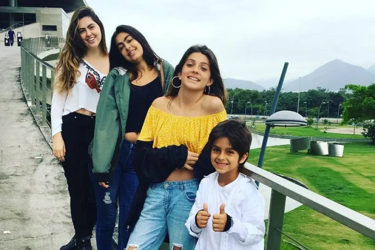Eduardo Moscovis posa ao lado dos filhos e é avaliado por ex-mulheres
