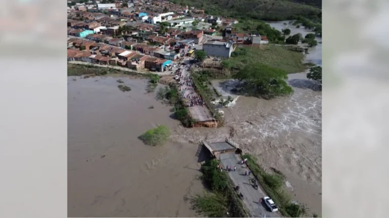 Ponte desaba e isola município no Agreste de Pernambuco após fortes chuvas