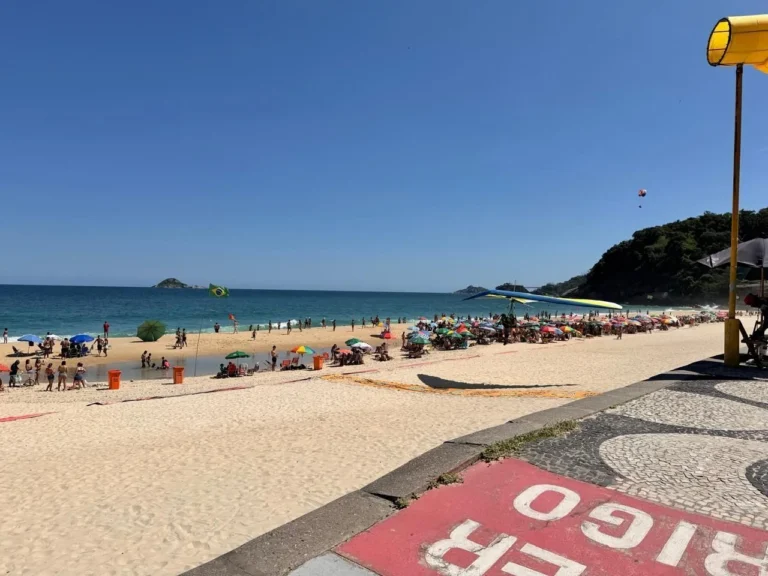 Asa-delta com duas pessoas cai no mar em São Conrado, no Rio