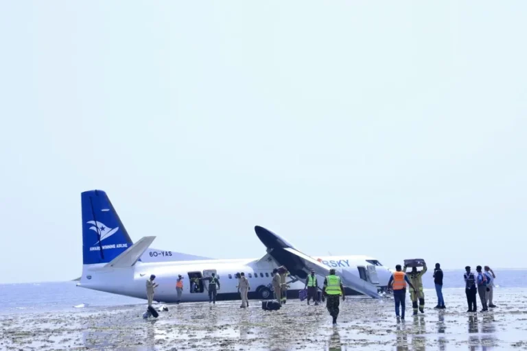 Avião com 55 a bordo perde o controle, sai da pista e pousa em praia. Vídeo