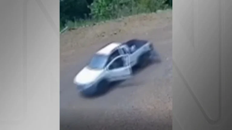 Vídeo: crianças pulam de carro em movimento que caiu em ribanceira no PR