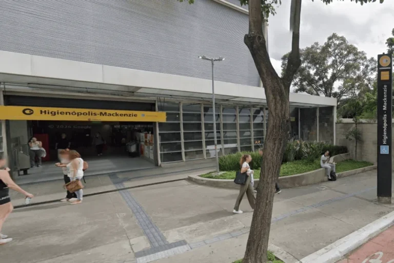 Médico e advogado são esfaqueados em saída de metrô no centro de SP