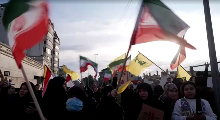 Manifestantes se reúnem em frente à embaixada do Irã em Beirute, no Líbano