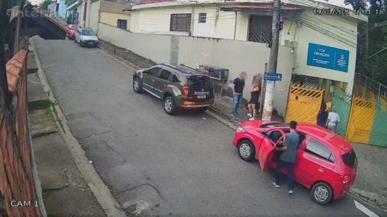 Mulher tem carro roubado com filho de 2 meses dentro na zona oeste de SP