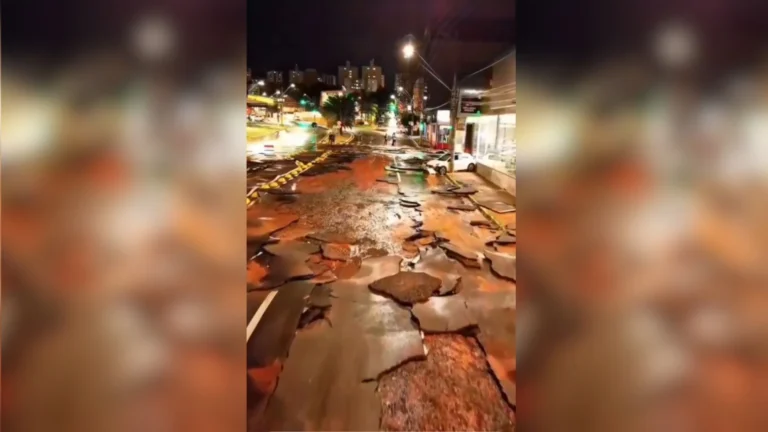 Vídeo: Grupo salva mulheres ilhadas em carro após enxurrada em Bauru