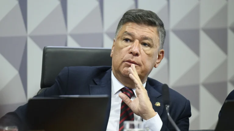 Viana nega irregularidades e diz que irá explicar a Dino repasse de emendas