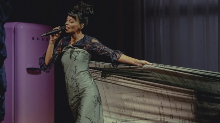 Lily Allen usa look com notas fiscais ligadas à supostas amantes do ex