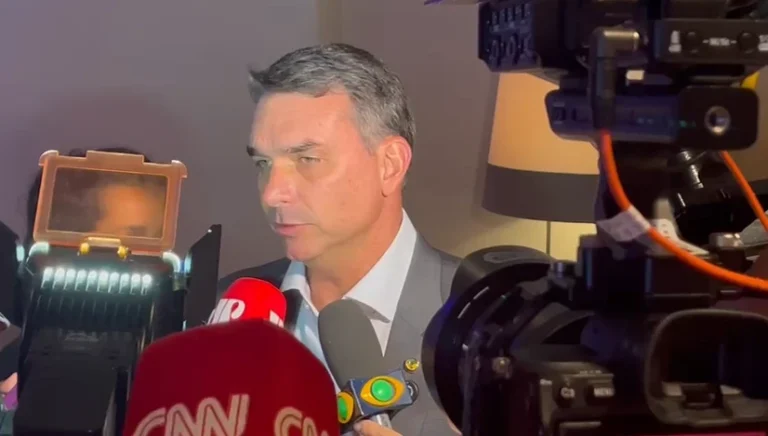 Flávio cita “boa avaliação” de Ratinho Jr., mas mantém acordo com Moro