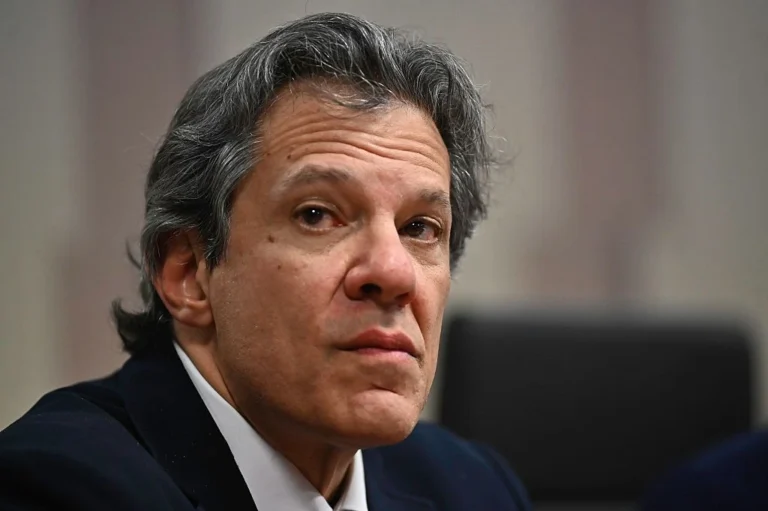 Em tom de despedida, Haddad agradece jornalistas na portaria da Fazenda
