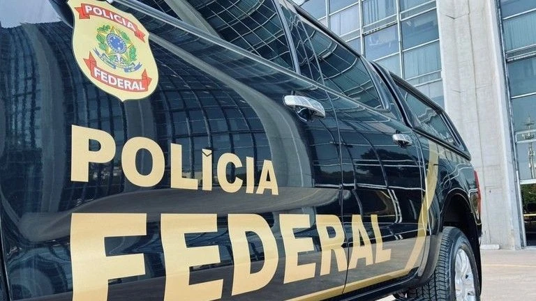 PF faz operação contra policiais suspeitos de ligação com crime no RJ