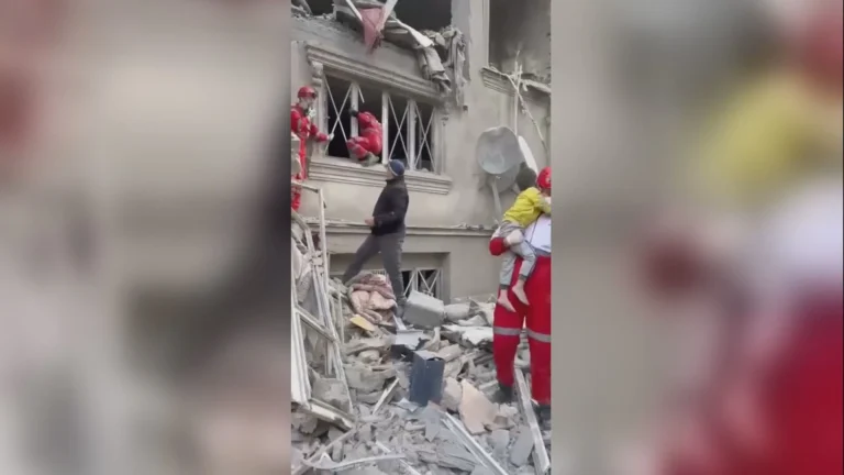 Crescente Vermelho do Irã resgata criança em escombros em Teerã; veja vídeo