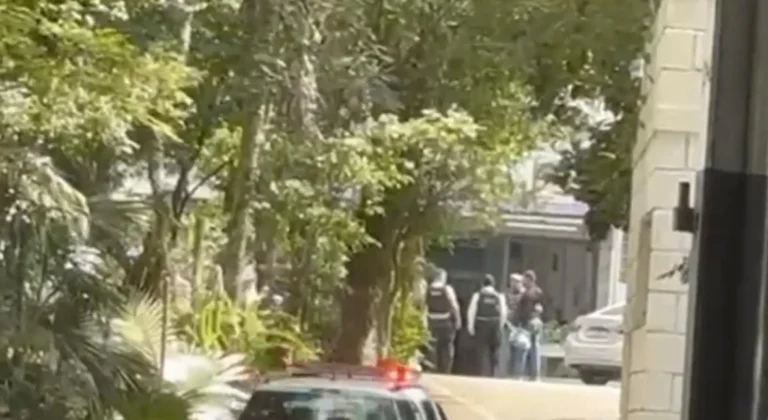 Vídeo: tenente-coronel é abraçado por policial ao chegar em presídio de SP