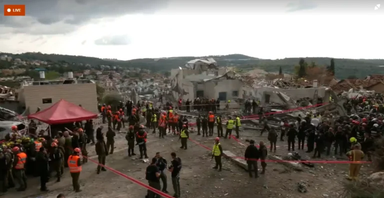 Vídeo: Equipes de emergência apagam chamas após ataque em prédio de Israel