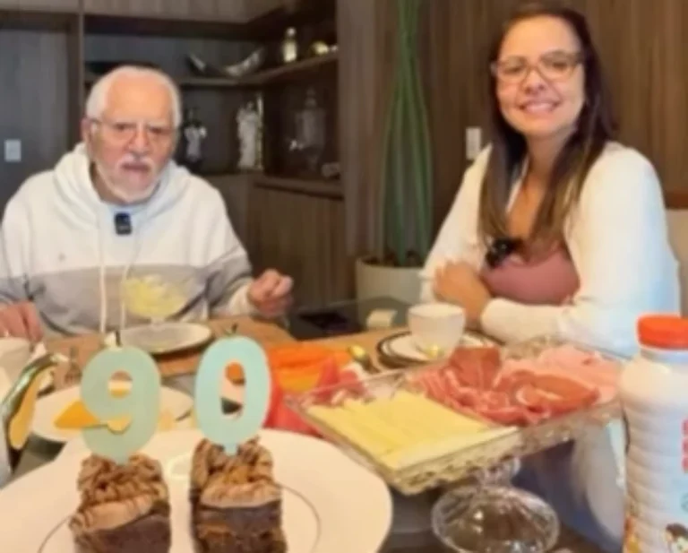 Carlos Alberto de Nóbrega completa 90 anos e ganha café da manhã surpresa da mulher