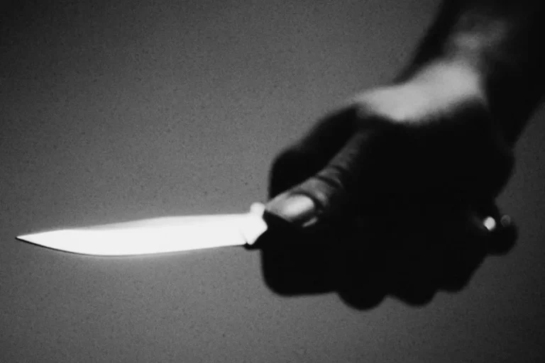 Mulher é morta a facadas com filho no colo ao negar dinheiro a ladrão