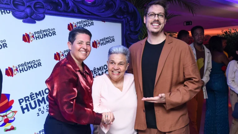 Cláudia Rodrigues faz rara aparição em premiação