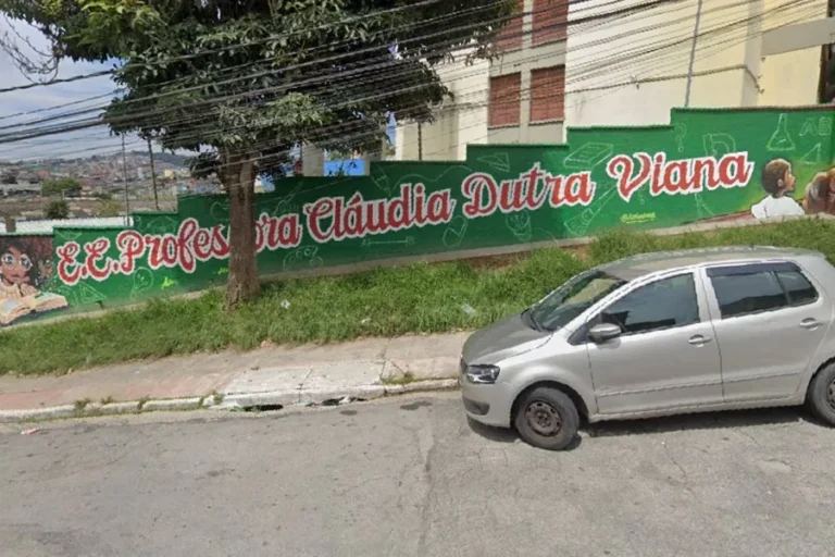 Gangue fratura nariz e mandíbula de adolescente em porta de escola