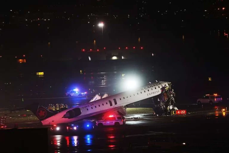 Aeroporto de NY é fechado após acidente matar piloto e copiloto