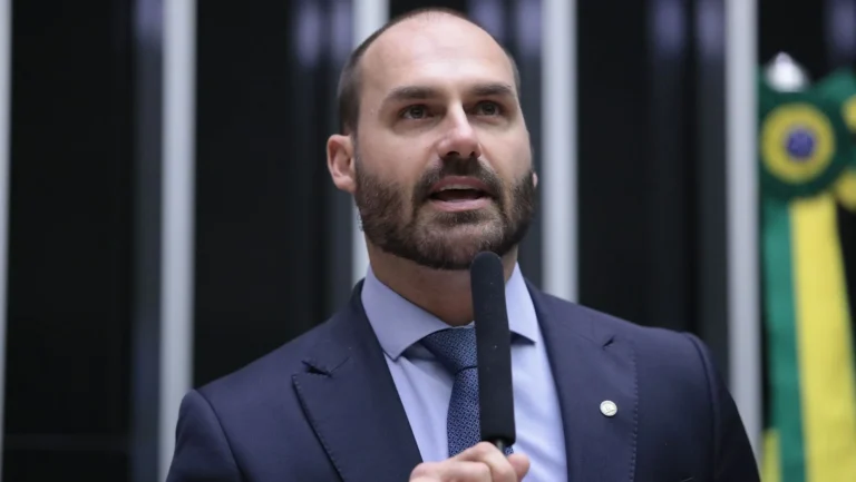 Moraes cede provas contra Eduardo Bolsonaro a processo administrativo da PF