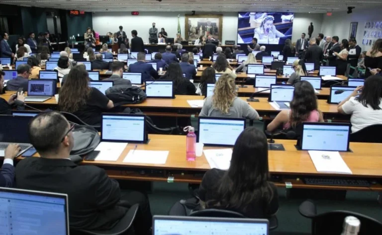Ministro do Trabalho participa de debate sobre fim da escala 6×1 na Câmara
