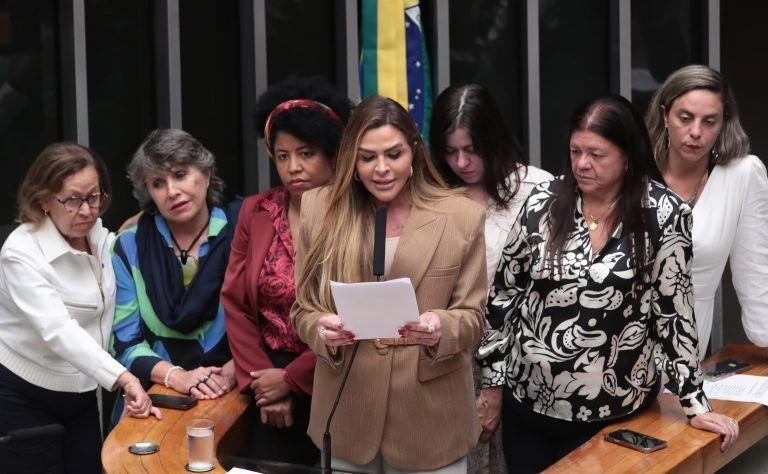 Câmara aprova pena de até 40 anos por crime contra filhos para atingir mãe