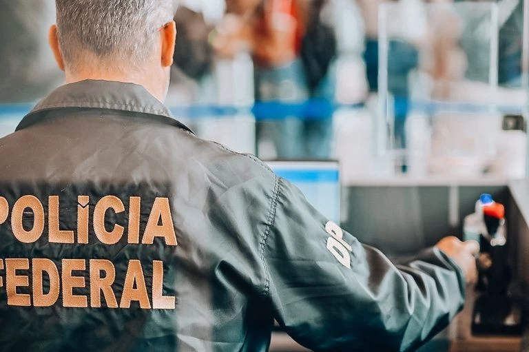 Após assembleia em Brasília, policiais federais aprovam estado de greve