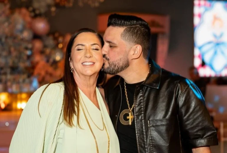 Mãe de Virginia volta a aparecer com o ex-namorado e gera rumores
