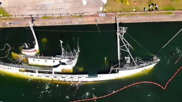 Embarcação histórica tomba e fica submersa no Porto de Santos (SP)