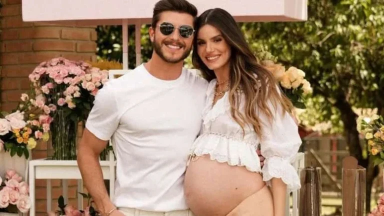 Camila Queiroz mostra a filha pela primeira vez e aparência impressiona: A cara