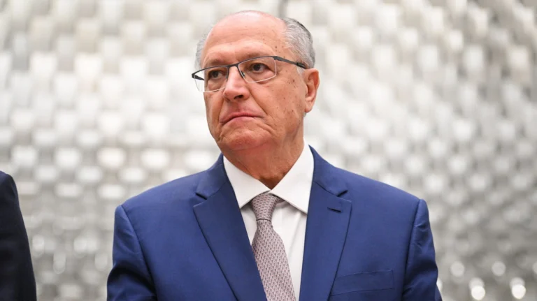 Alckmin defende “taxa das blusinhas” em meio a divisão no governo