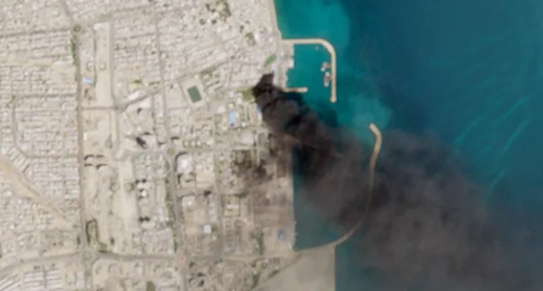Imagem de satélite mostra fumaça no porto de Qeshm, no Irã, após ataques