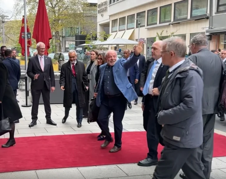 Lula chega a Alemanha para encontro com Friedrich Merz