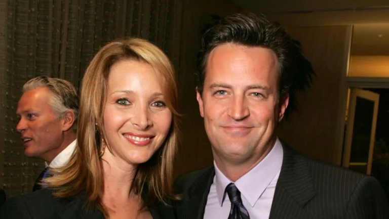 Lisa Kudrow fala sobre rever a série “Friends” após morte de Matthew Perry