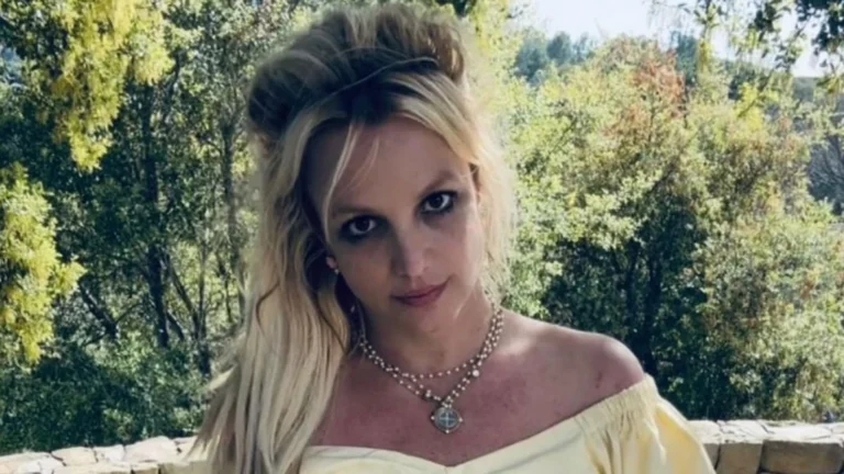 Britney Spears se interna voluntariamente em clínica de reabilitação