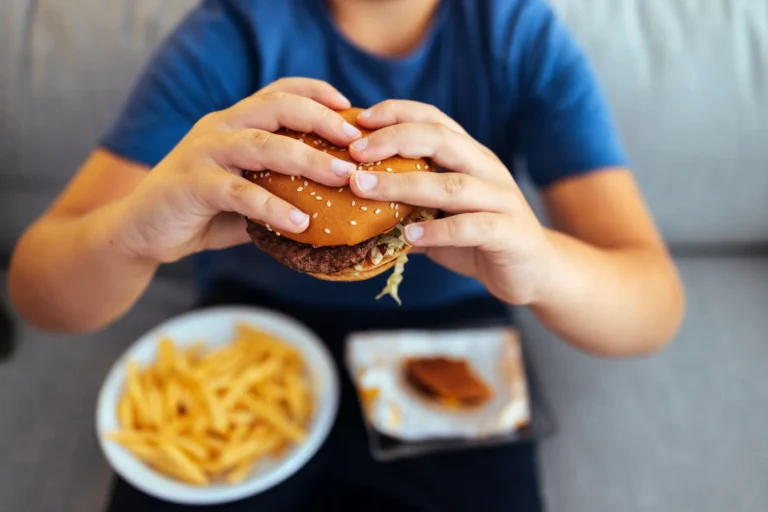 O que é food noise? Ciência explica o pensamento constante em comida