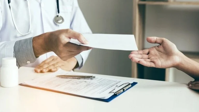 Piada com atestado médico: homem é demitido após vídeo zombado de empresa