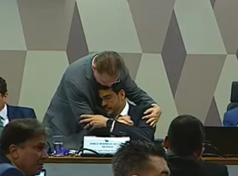 Líder do PL, Sóstenes Cavalcante abraça Messias durante sabatina na CCJ
