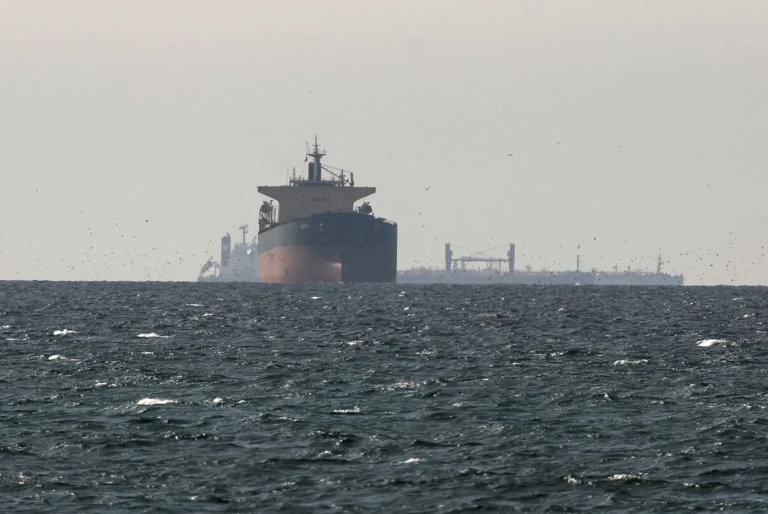 Guarda Revolucionária do Irã confirma a apreensão de dois navios em Ormuz