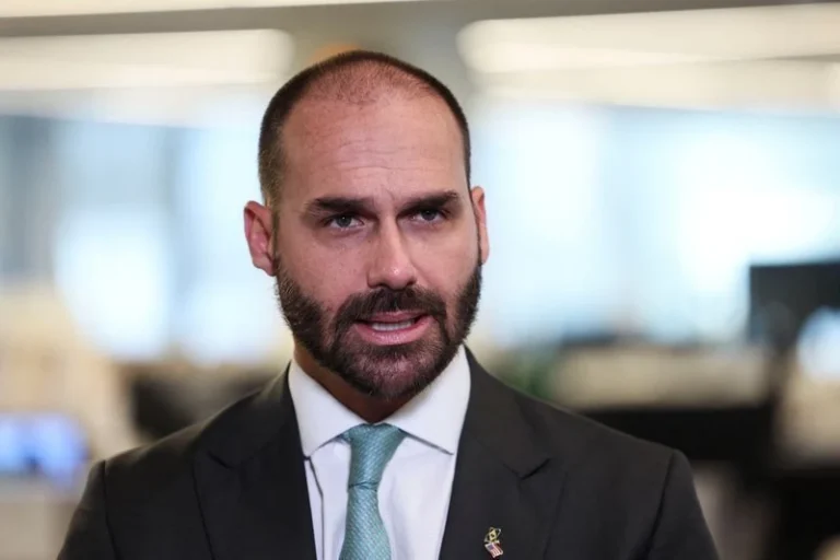 Moraes vota para condenar Eduardo por difamação contra Tabata Amaral