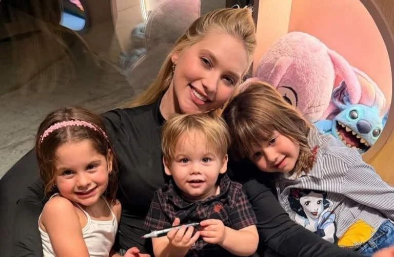 Virginia posta foto com filhos após chegar de Dubai: “Ter pra onde voltar”