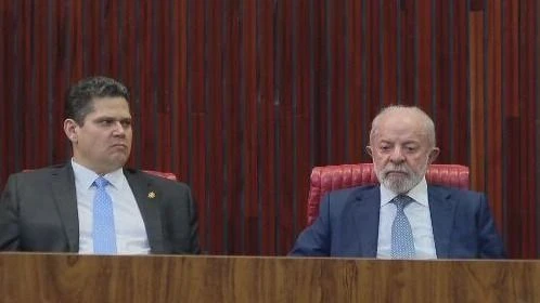 Lula e Alcolumbre ficam lado a lado no TSE sem conversa ou cumprimentos