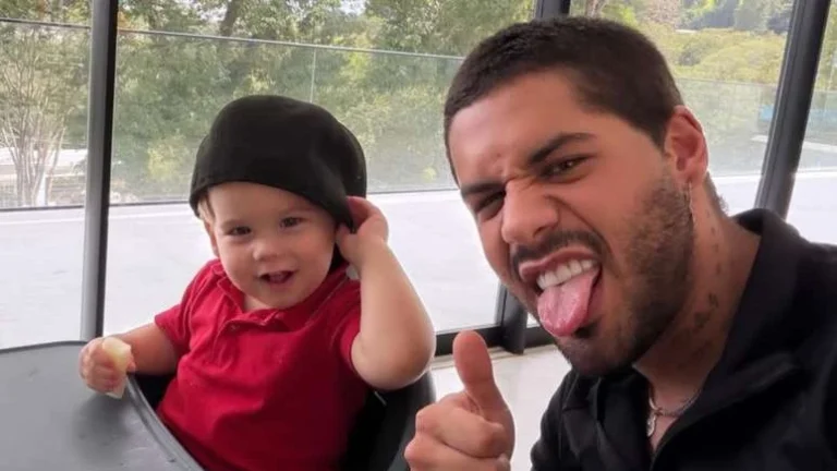 Zé Felipe encanta em cliques com os filhos em Goiânia e web reage: Família linda