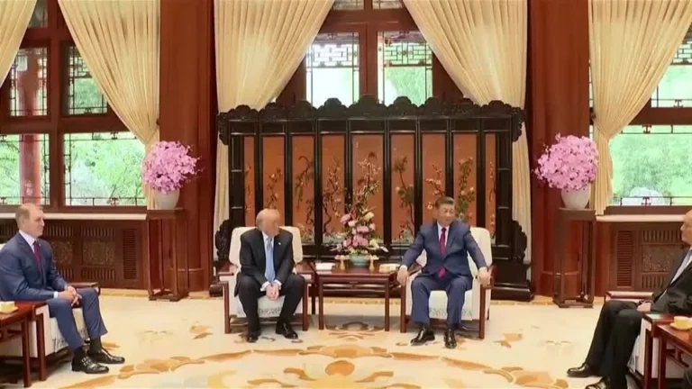 Após segunda reunião com Xi, Trump deixa Pequim e retorna aos EUA