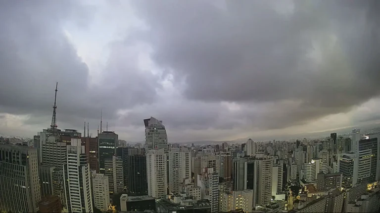 Tempo vira e temperaturas caem em São Paulo neste domingo (3)