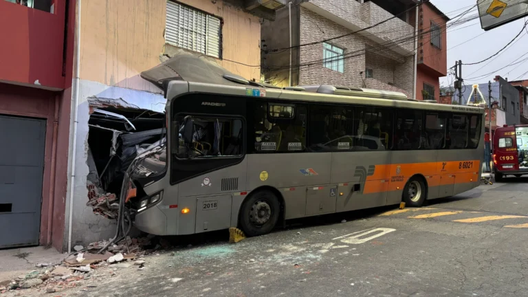 Oito pessoas ficam feridas após ônibus bater em casa na zona Oeste de SP