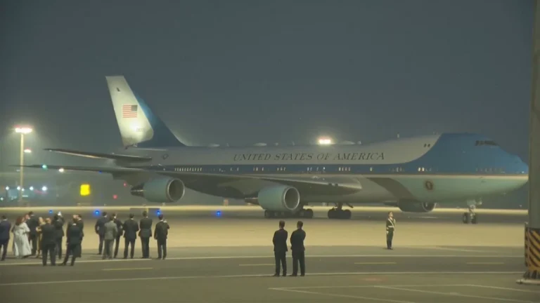 Trump chega na China para visita de Estado e reunião com Xi Jinping